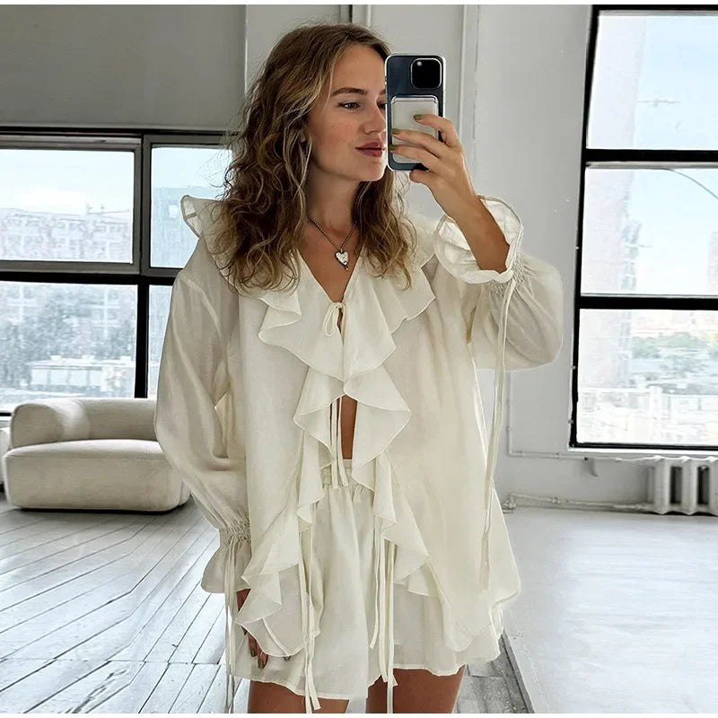 Blusa de encaje agárico blanco dulce para mujer, traje corto a la moda, manga larga, cuello en V, suelto, 2 piezas, ropa de viaje elegante para primavera 2025