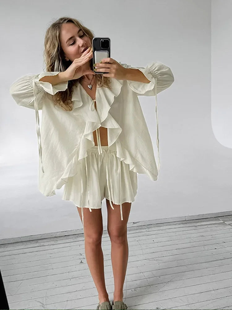 Blusa de encaje agárico blanco dulce para mujer, traje corto a la moda, manga larga, cuello en V, suelto, 2 piezas, ropa de viaje elegante para primavera 2025