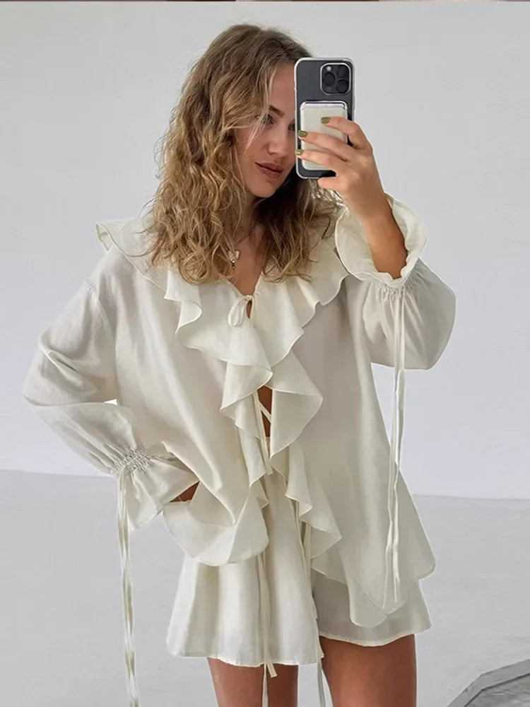 Blusa de encaje agárico blanco dulce para mujer, traje corto a la moda, manga larga, cuello en V, suelto, 2 piezas, ropa de viaje elegante para primavera 2025