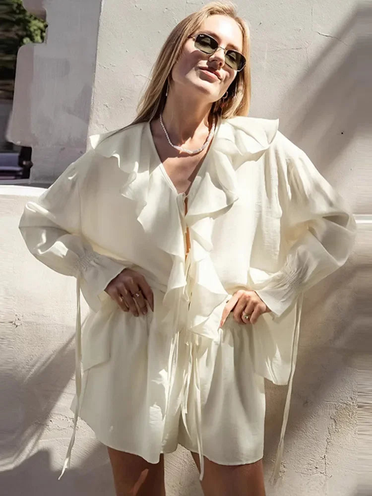 Blusa de encaje agárico blanco dulce para mujer, traje corto a la moda, manga larga, cuello en V, suelto, 2 piezas, ropa de viaje elegante para primavera 2025