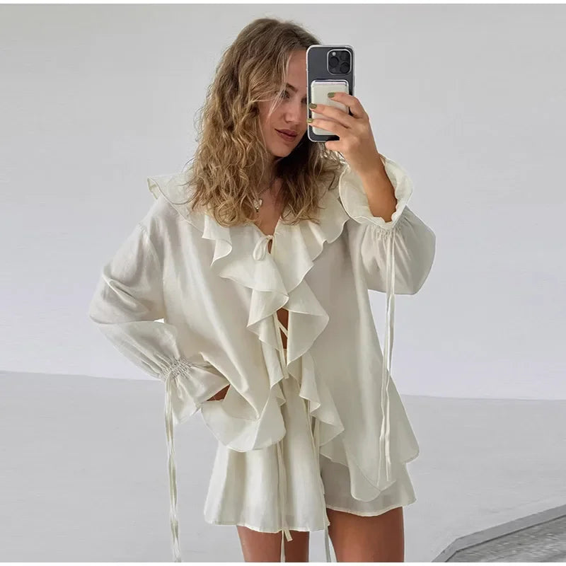 Blusa de encaje agárico blanco dulce para mujer, traje corto a la moda, manga larga, cuello en V, suelto, 2 piezas, ropa de viaje elegante para primavera 2025