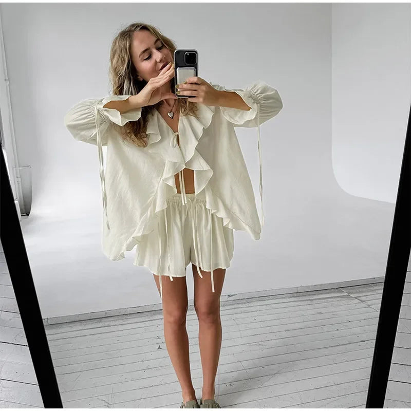 Blusa de encaje agárico blanco dulce para mujer, traje corto a la moda, manga larga, cuello en V, suelto, 2 piezas, ropa de viaje elegante para primavera 2025