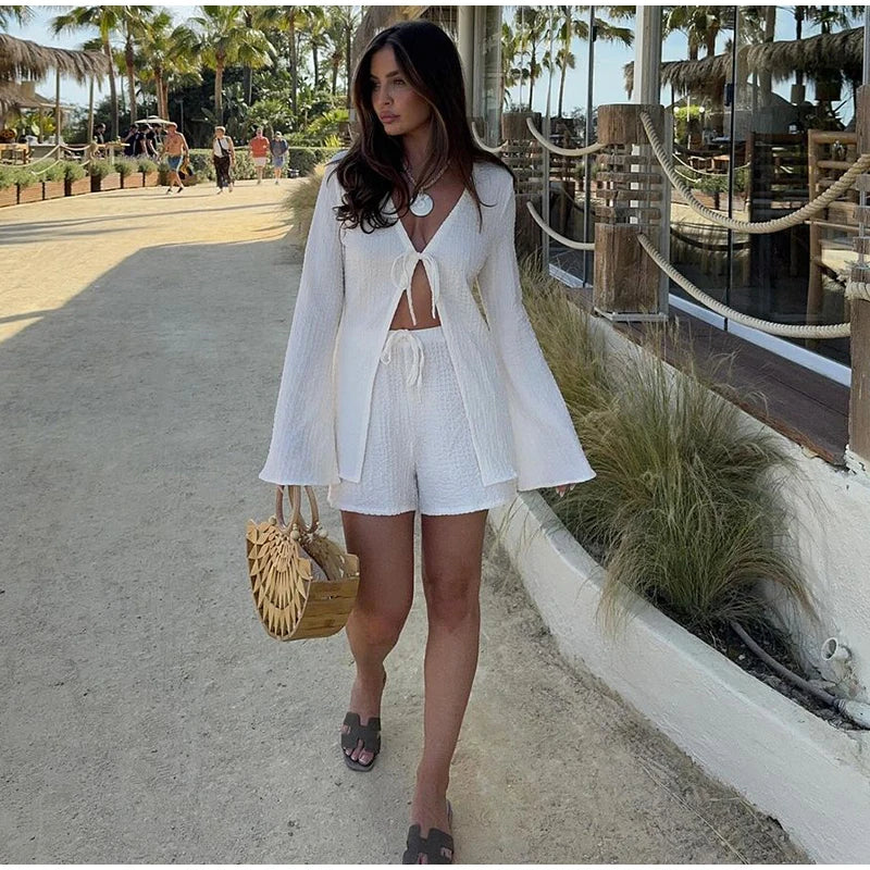 Blusa de encaje agárico blanco dulce para mujer, traje corto a la moda, manga larga, cuello en V, suelto, 2 piezas, ropa de viaje elegante para primavera 2025