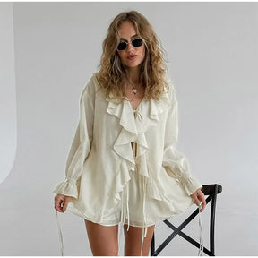 Blusa de encaje agárico blanco dulce para mujer, traje corto a la moda, manga larga, cuello en V, suelto, 2 piezas, ropa de viaje elegante para primavera 2025