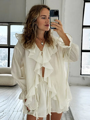Blusa de encaje agárico blanco dulce para mujer, traje corto a la moda, manga larga, cuello en V, suelto, 2 piezas, ropa de viaje elegante para primavera 2025